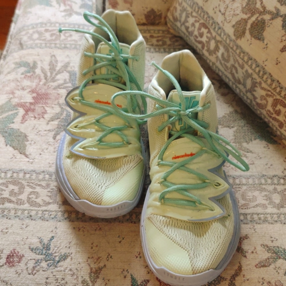 Kyrie 5 squidward size 8.5 fair condition